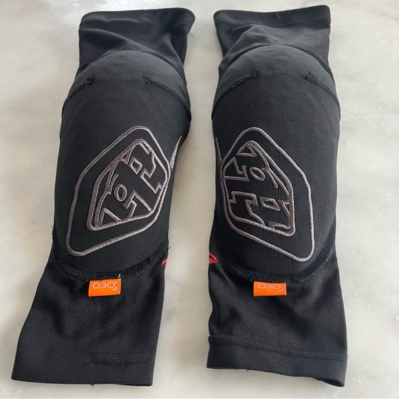 Troy Lee Designs Youth Stage Elbow Sleeve Guard. Black. R&L M/L - Picture 2 of 5